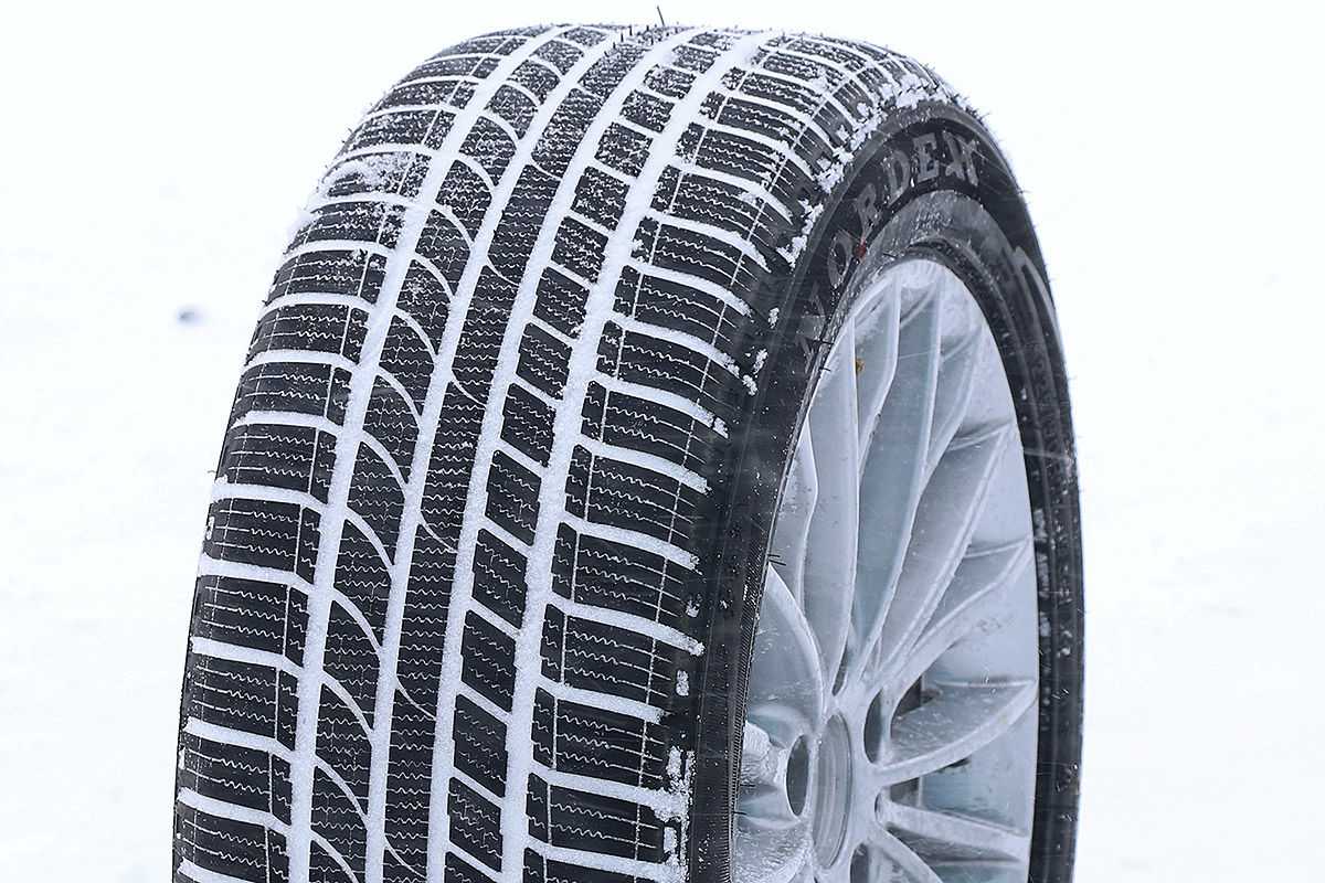 Бюджетная зимняя резина. Топ зимних шин SUV r17. Pirelli Ice Zero fr vs Nokian Nordman rs2. Nordexx шины. Качественные бюджетные шины