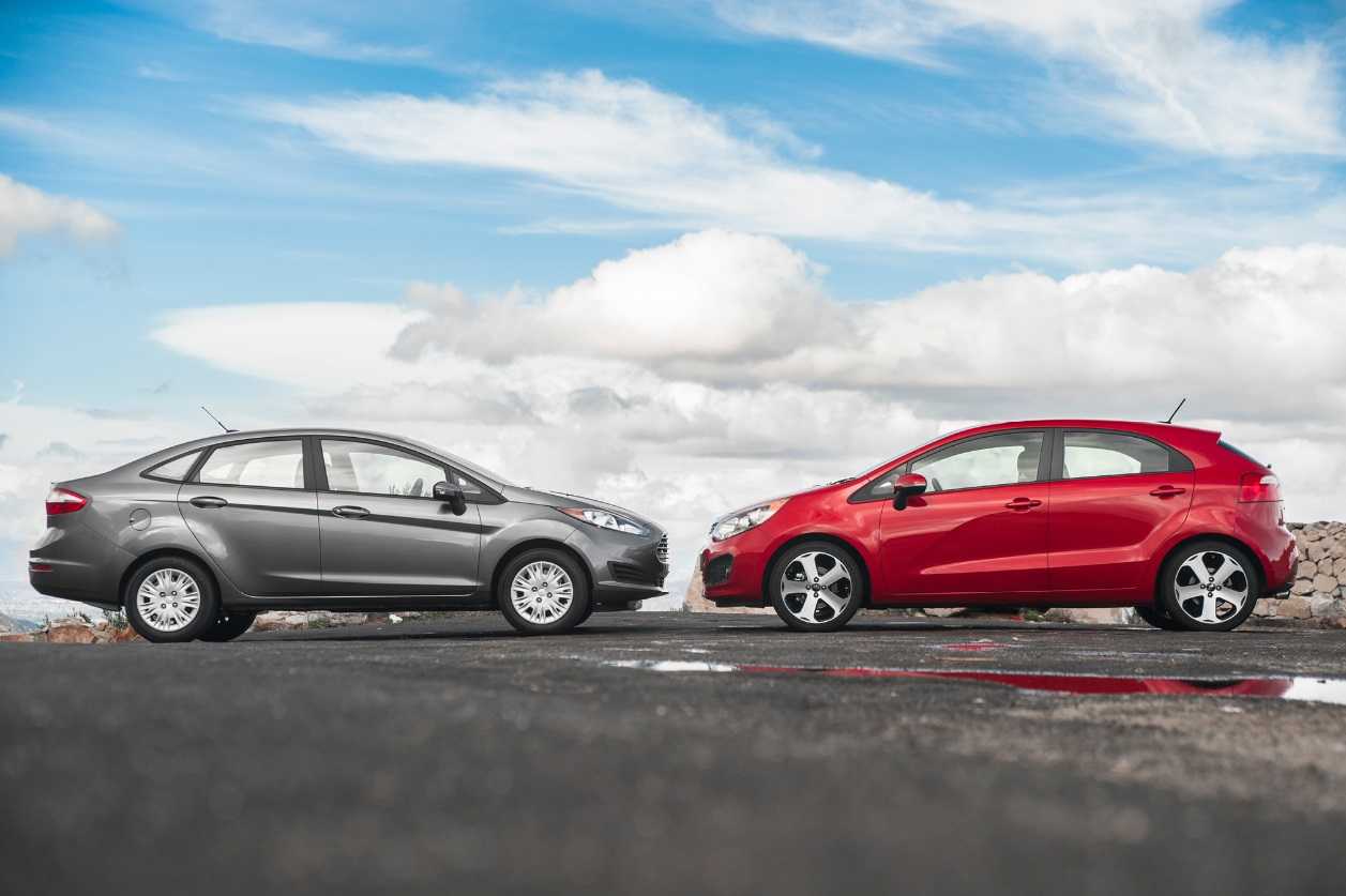 Чтобы решить, какой автомобиль лучше: Kia Rio или Ford Focus, две модели стоит сравнить между собой Основной упор делается на сопоставление технических характеристик, безопасности, динамики и экономичности Не менее важно для многих потребителей знать цены